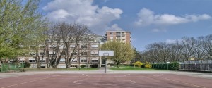 Il campo da basket nella sede centrale dell'Istituto Comprensivo Ilaria Alpi